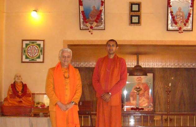 Encuentro con Svámin Súryaprakash - Bihar School of Yoga, Munger, India - 2010, enero