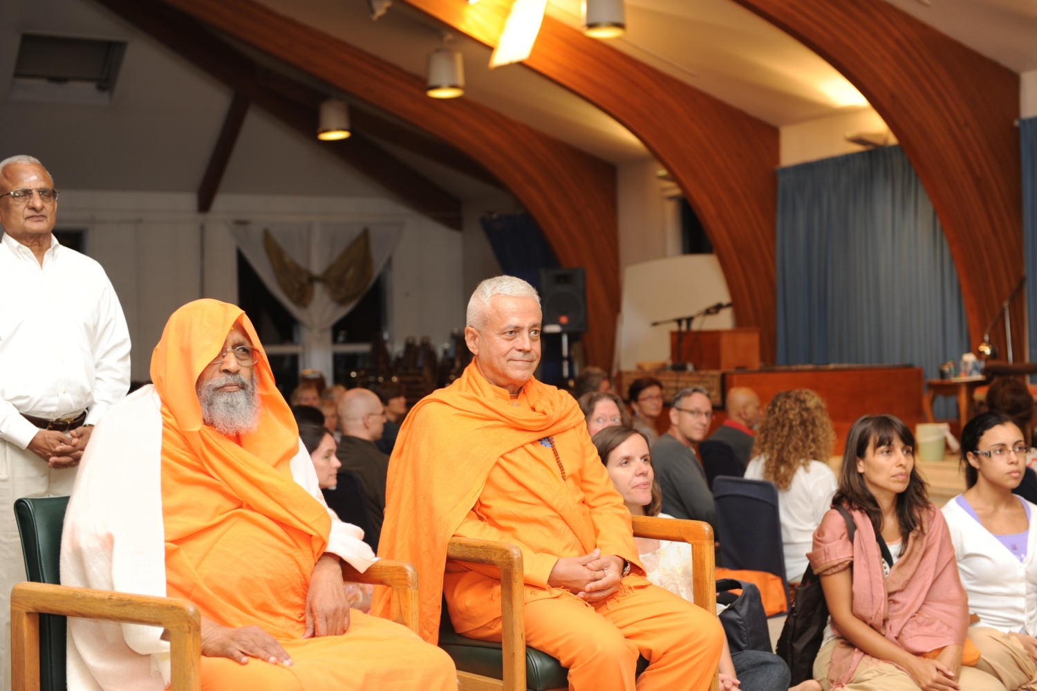 Meeting of H.H. Jagat Guru Amrta Súryánanda Mahá Rája with H.H. Pujiya Svámin Dayánanda Sarasvatí - Svámin Dayánanda Áshrama, Pennsylvania - 2012, September