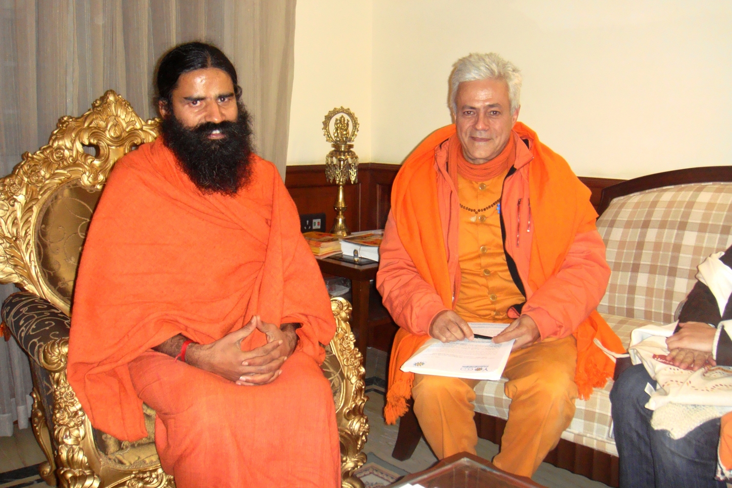 Meeting of H.H. Jagat Guru Amrta Súryánanda Mahá Rája with Baba Ramdev, Patañjali Yogapeeth, Haridvar, India - 2010, January