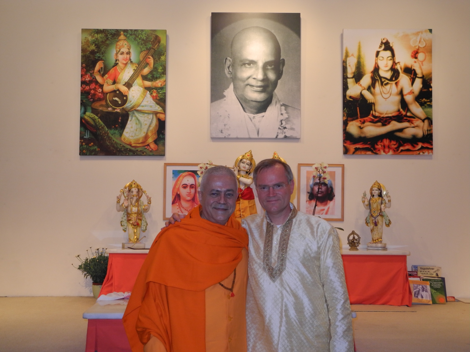 Meeting of H.H. Jagat Guru Amrta Sūryānanda Mahā Rāja with Master Sukadev Bretz - Yoga Vidya, Bad Meinberg, Germany - 2012, March