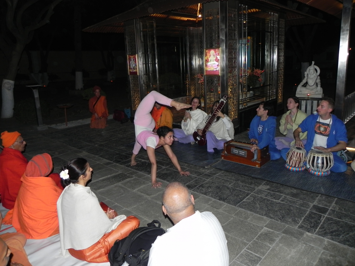 Meeting of H.H. Jagat Guru Amrta Sūryānanda Mahā Rāja with Svámin Súryaprakash and Svámin Niranjanánanda - Bihar School of Yoga, Munger, India – 2011
