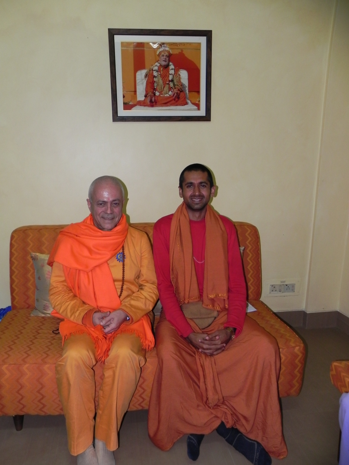 H.H. Jagat Guru Amrta Sūryānanda Mahā Rāja with Svámin Súryaprakash