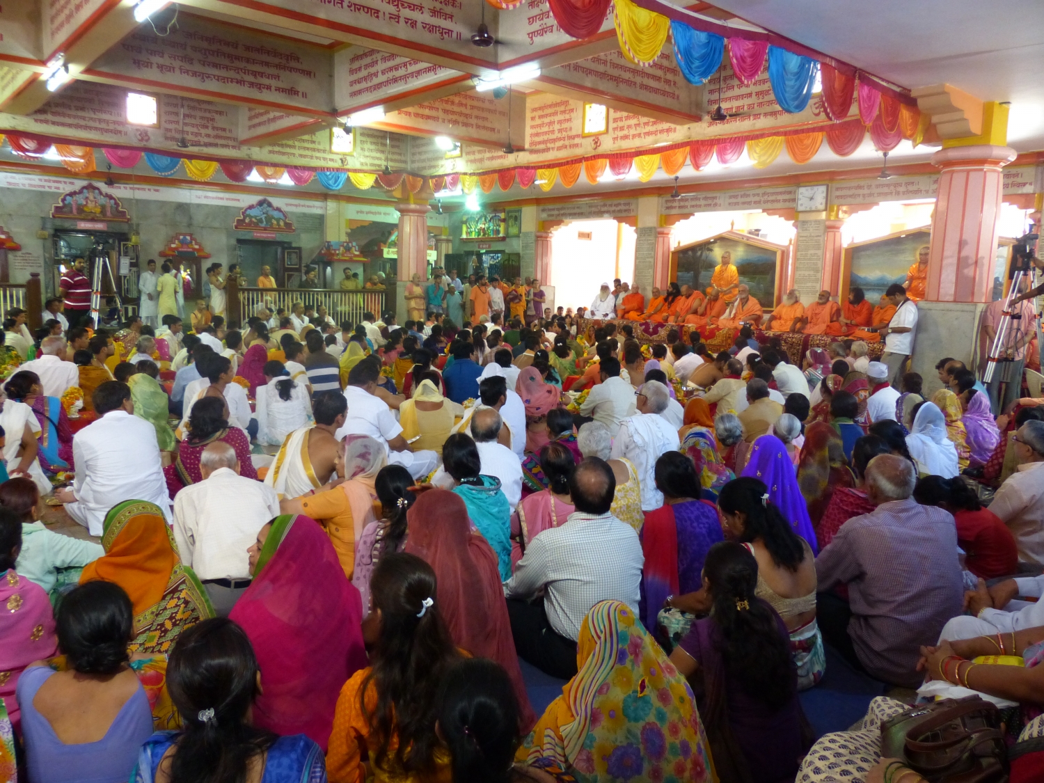 60ème Anniversaire de Mahā Mandaleshvara H.H. Vishveshvarānanda Giri Jī Mahā Rāja - Sanyasa Āshrama, Mumbai, Inde - 2014, juillet